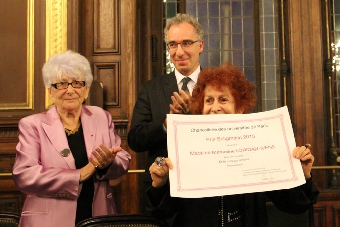 Marceline Loridan-Ivens brandit le prix qu’elle vient de recevoir des mains de François Weil, recteur de la région académique Île-de-France, recteur de l’académie de Paris, chancelier des universités, et d’Yvette Roudy, ancienne ministre.