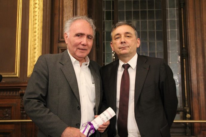 Gilles Pécout, recteur de la région académique Île-de-France, recteur de l’académie de Paris, chancelier des universités (à droite), vient de remettre à Alain Chouraqui (à gauche) le prix Seligmann 2016