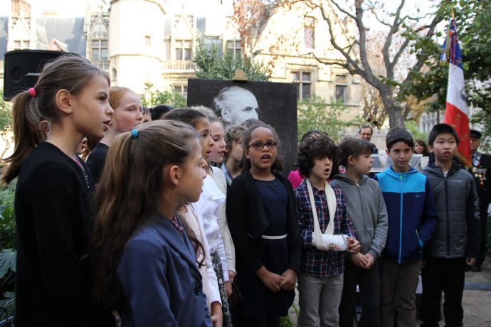 La Marseillaise chantée lors de la cérémonie de réinstallation du buste d'Octave Gréard square Paul Painlevé.