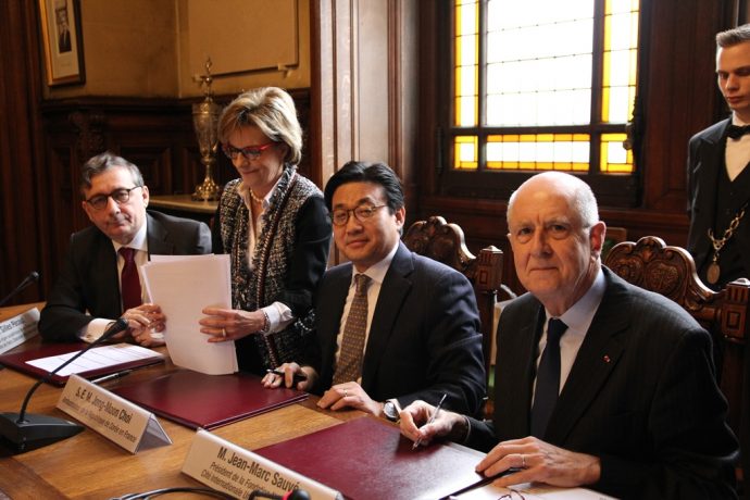 Signature en Sorbonne de l'acte d'acceptation de la donation de la Maison de la Corée de la CiuP aux universités de Paris.
