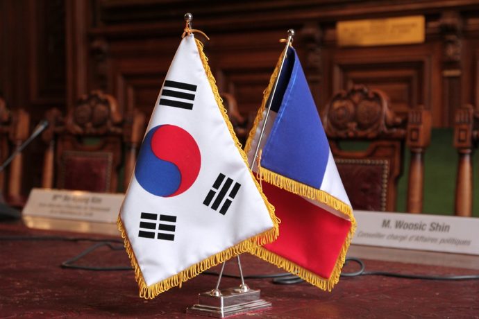 Le drapeau coréen et le drapeau français lors de la signature en Sorbonne de l'acte d'acceptation de la donation de la Maison de la Corée de la CiuP aux universités de Paris.