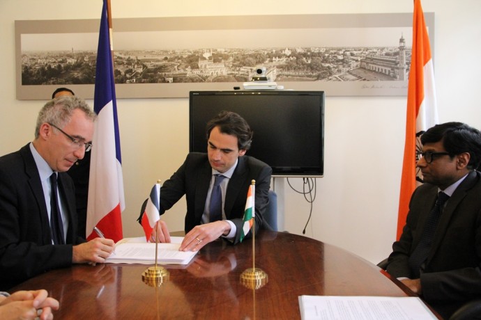 De gauche à droite, François Weil, signant l’acte, maître Guillaume Le Guelinel, notaire, et Son Excellence le Docteur Mohan Kumar.