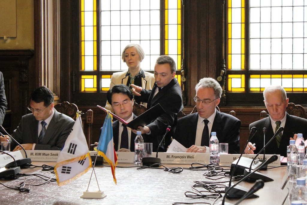 Les 4 signataires. De gauche à droite, Mun Seok Kim, Secrétaire général de l’association "Maison de la Corée à la Cité internationale universitaire de Paris » ; Seung Il Na, Vice-Ministre de l’Éducation de la République de Corée ; François Weil, Recteur de l’académie, Chancelier des universités de paris ; Marcel Pochard, Président de la CIUP.