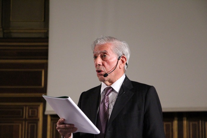 Mario Vargas Llosa, en pleine lecture.