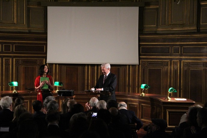 Mario Vargas Llosa et Joaquina Belaunde, applaudis par le public, conquis.