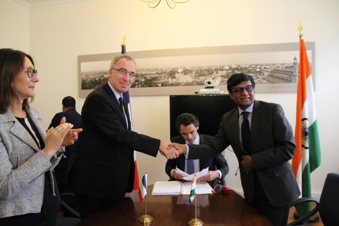 Vignette_Signature_acte_donation_Maison_de_l-Inde