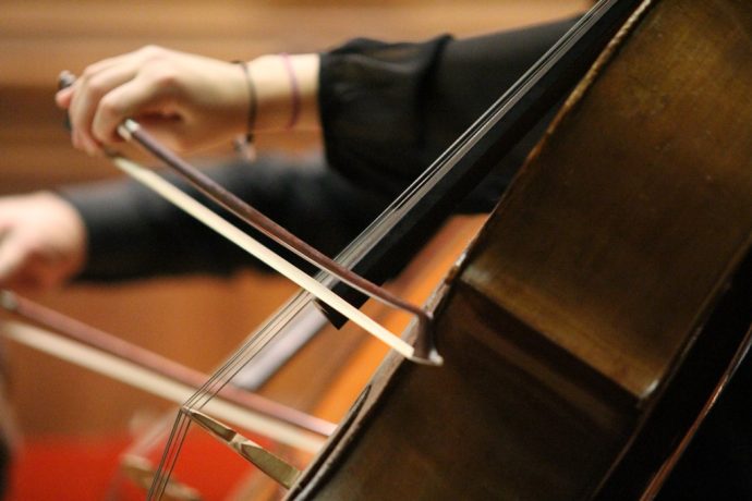 Archet sur un violoncelle dans le grand amphithéâtre en Sorbonne
