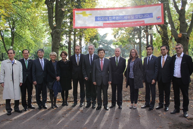 Les personnalités réunies devant l’emplacement de la maison de la Corée. De gauche à droite : Hon. SHIM O TAEG, Chef de Cabinet du Premier Ministre, H.E. CHO TAEYONG, 1er Vice-ministre aux Affaires étrangères, Anne-Marie DESCOTES, Directrice générale de la mondialisation au ministère des Affaires étrangères, Marie-Christine LEMARDELEY, Adjointe à la Maire de Paris chargée de l'Enseignement Supérieur, de la Recherche et de la Vie étudiante, S. E. M. Fabien PENONE, Ambassadeur de France en Corée, François WEIL, Recteur de l’académie, Chancelier des universités de Paris, S. E. M. Hwang KYO-AHN, Premier Ministre de la République de Corée, Marcel POCHARD, Président de la Cité, Carine CAMBY, Déléguée générale de la Cité, H.E. MO CHUL MIN, Ambassadeur de la République de Corée en France, H.E. KIM CHONG, 2nd Vice-Ministre à la Culture, aux Sports et au Tourisme, Pierre BOUDON, architecte Canale 3.