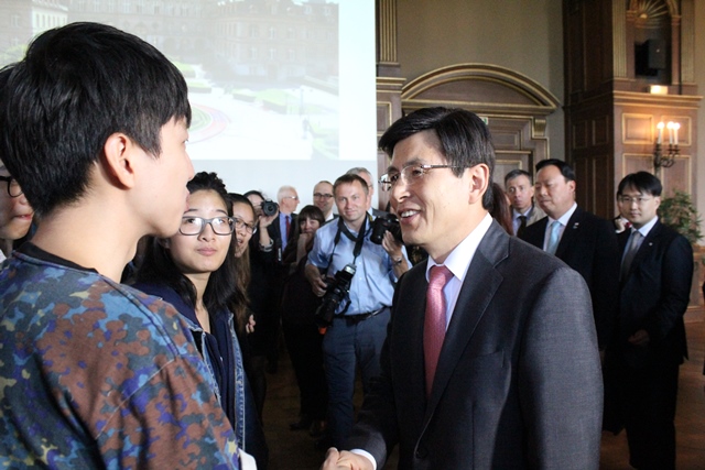 S. E. M. Hwang Kyo-ahn a rencontré des étudiants coréens – la CiuP en accueille 65 cette année – et français lors de sa visite.