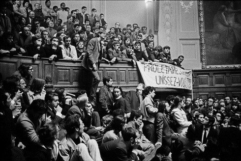 Une assemblée générale étudiante dans l’amphithéâtre Richelieu lors des événements de Mai 1968