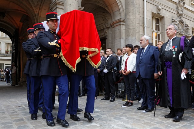 L'entrée des cercueils en Sorbonne devant Najat Vallaud-Belkacem, ministre de l'Education nationale, de l'Enseignement supérieur et de la Recherche, François Weil, recteur de l'académie, chancelier des universités de Paris.