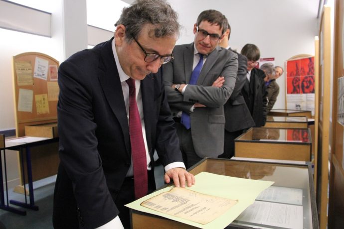 Gilles Pécout, recteur de la région académique Île-de-France, recteur de l’académie de Paris, chancelier des universités, venu inaugurer l’exposition, examine un document d’époque.