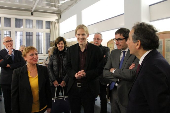 Stéphanie Méchine et Vincent Mohnen (à gauche et au centre), du service des Archives, présentent l’exposition lors de son inauguration, le 28 novembre 2018.