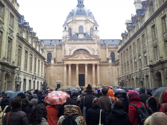 Recueillement dans la Cour d'Honneur de la Sorbonne