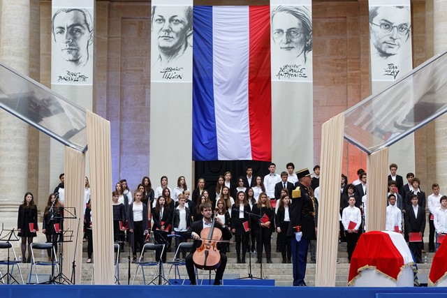 Les élèves musiciens des lycées Jean de La Fontaine et Jean Racine lors de l'entrée des cercueils. © MENESR - Philippe Devernay