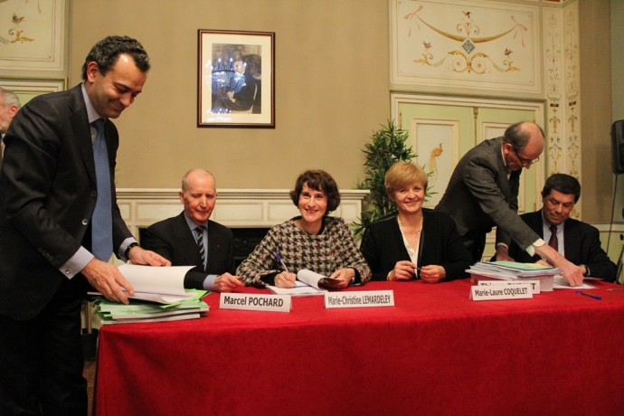 La signature des accords.