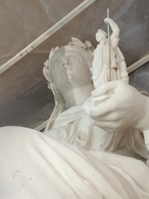 La Statue en cours de restauration : à gauche du visage l’état avant restauration et à droite, l’état après restauration.