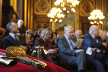 Le professeur Pierre Gros reçoit son épée d’académicien en Sorbonne