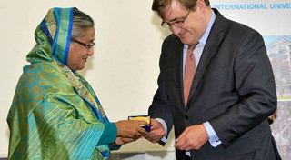 Son Excellence Sheikh Hasina, Premier Ministre du Bangladesh, reçoit la Médaille d’Or de Dauphine