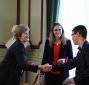 Marie-Laure Coquelet remet une des bourses de médecine 2017 de la Fondation de France. Chancellerie des universités de Paris