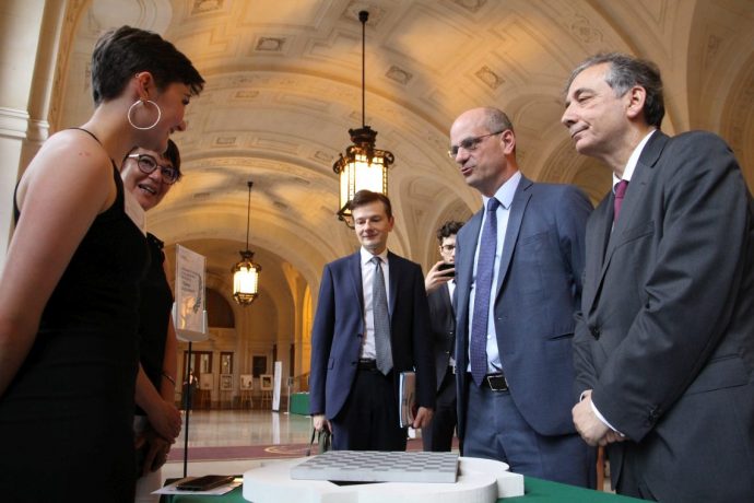 Jean-Michel Blanquer (au centre) et Gilles Pécout (à droite) échangent en Sorbonne avec une lauréate de la spécialité arts de la pierre du Concours général 2019.