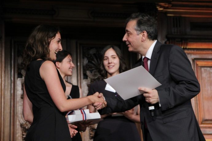 Le recteur Gilles Pécout remet en Sorbonne son prix à une lauréate du Concours général 2019.