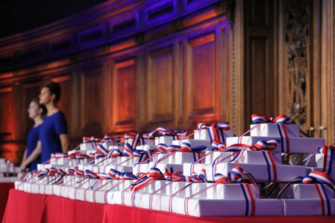 Table avec les prix des lauréats du Concours général 2019, dans le grand amphithéâtre en Sorbonne.