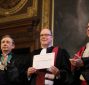 Gilles Pécout (à gauche), S.A.S. Albert II de Monaco et Jean Chambaz lors de la cérémonie de remise du DHC au souverain en Sorbonne.