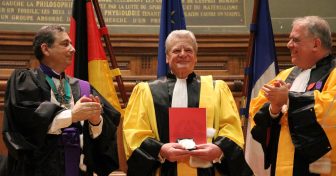 Joachim Gauck fait Docteur Honoris Causa en Sorbonne