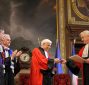 Le président de l’université Panthéon-Assas remet les insignes de Docteur Honoris Causa à Prokopis Pavlopoulos.