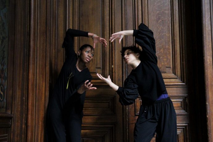 Dévoilement des sept portraits de femmes illustres faits par l'artiste C215 pour la Sorbonne : "Aux grandes femmes, la Sorbonne reconnaissante". Les 2 danseuses solistes lors du dévoilement chorégraphié.