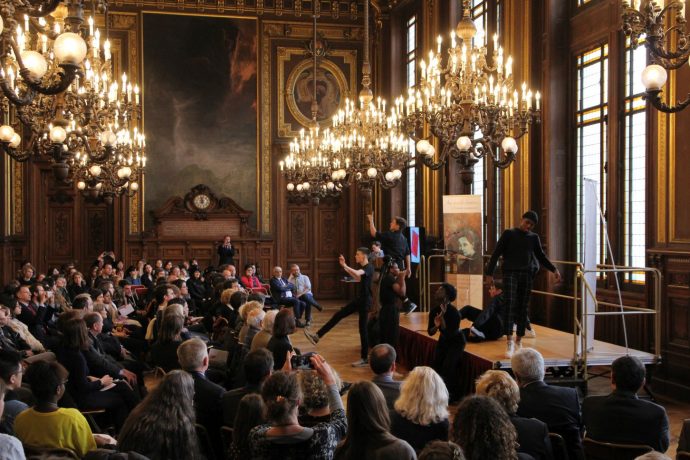 Dévoilement des sept portraits de femmes illustres faits par l'artiste C215 pour la Sorbonne : "Aux grandes femmes, la Sorbonne reconnaissante". Les élèves du lycée Turgot dansant devant le public à l’issue des discours.