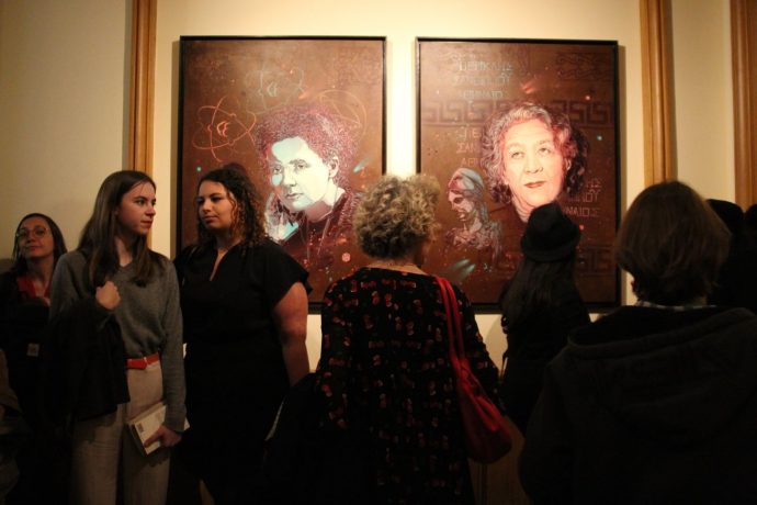 Dévoilement des sept portraits de femmes illustres faits par l'artiste C215 pour la Sorbonne : "Aux grandes femmes, la Sorbonne reconnaissante". Les élèves du lycée Turgot dansant devant le public à l’issue des discours.