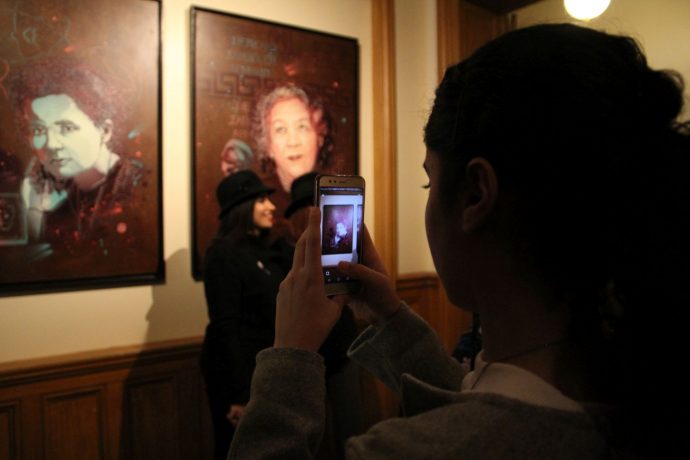 Dévoilement des sept portraits de femmes illustres faits par l'artiste C215 pour la Sorbonne : "Aux grandes femmes, la Sorbonne reconnaissante". Les élèves du lycée Turgot dansant devant le public à l’issue des discours.