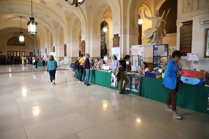 Le grand hall en Sorbonne est éclairé par des ampoules LED.