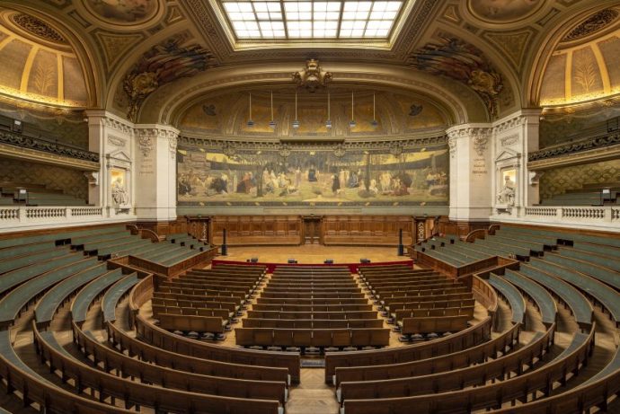 Le grand amphithéâtre de la Sorbonne et sa célèbre fresque de Puvis de Chavannes : Le Bois Sacré.