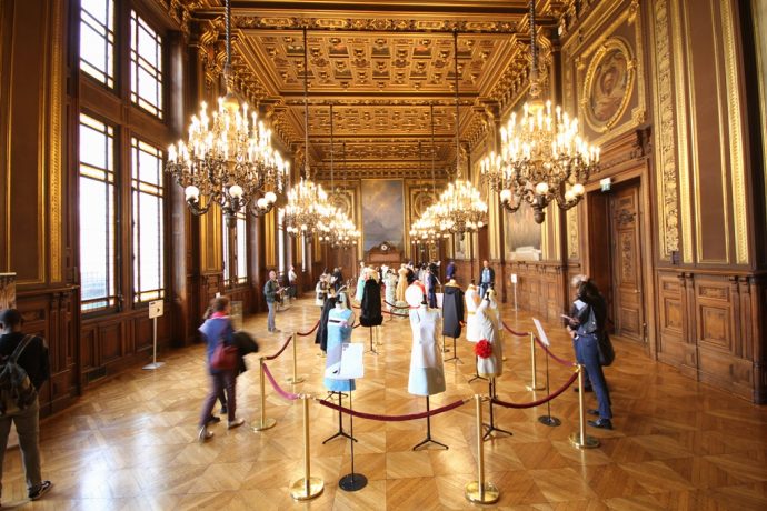 Exposition dans le grand salon des tenues confectionnées par les élèves des lycées professionnels de la mode et de l’élégance pour les JEP