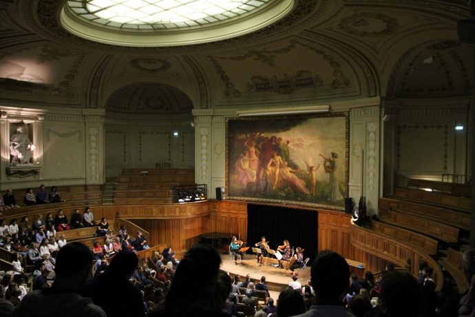 Le Quatuor à cordes Hésat de l’OCUP dans l’amphithéâtre Richelieu en Sorbonne lors des Journées européennes du patrimoine 2019.