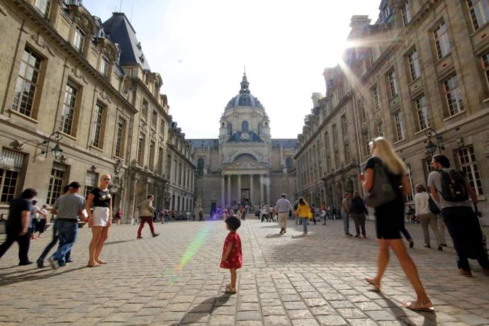 Public visitant la Cour d'Honneur en Sorbonne à l'occasion des Journées européennes du patrimoine.