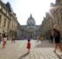 Public visitant la Cour d'Honneur en Sorbonne à l'occasion des Journées européennes du patrimoine.
