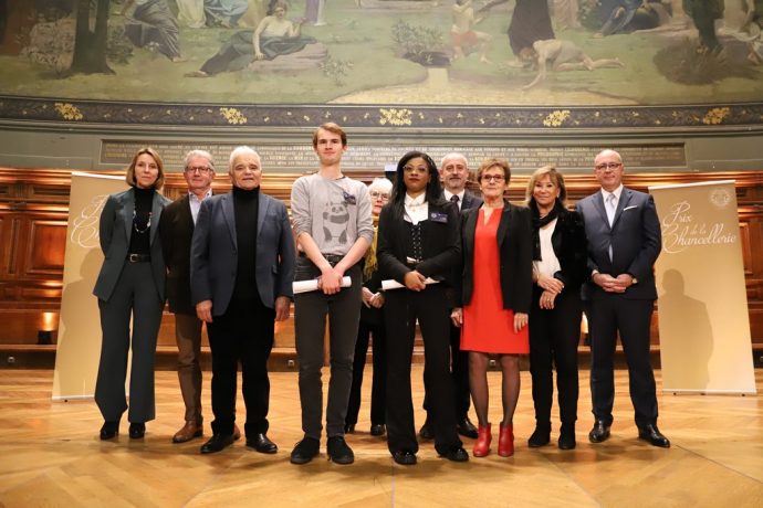 Jules Hauchecorne et Sethy Dartilus (au centre), entourés des membres du jury et du Recteur Christophe Kerrero lors de la cérémonie de remise des prix.