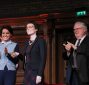 Claire Voisin montre sa médaille d'or du CNRS 2016