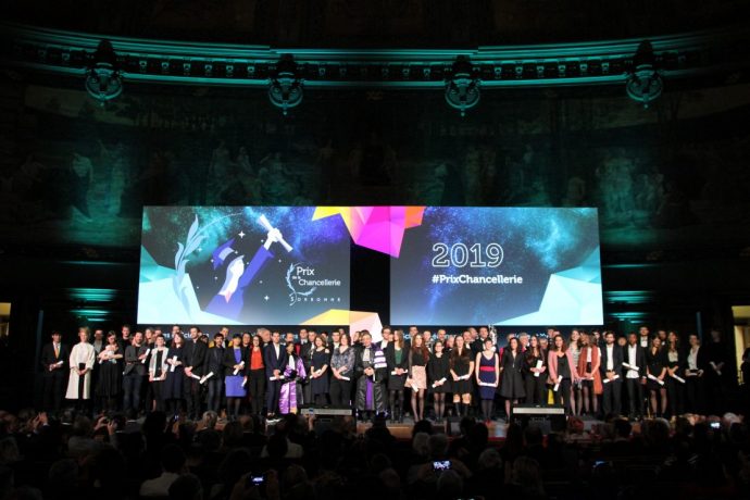 Photo de groupe finale de la cérémonie de remise des Prix de la Chancellerie 2019, dans le Grand Amphithéâtre en Sorbonne.