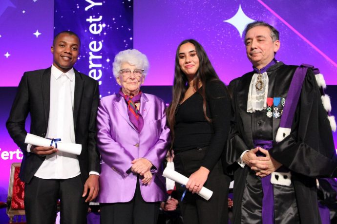 De gauche à droite, Moindhoim Ali, bachelier 2019 du lycée Colbert en option théâtre au Lycée Jules Siegfried (Paris), Yvette Roudy, Sandra Bouarouk, bachelière 2019 du lycée Kastler / Nouvelle chance (Cergy-Pontoise) et le recteur Gilles Pécout lors de la remise du prix Pierre et Yvette Roudy 2019 en Sorbonne.