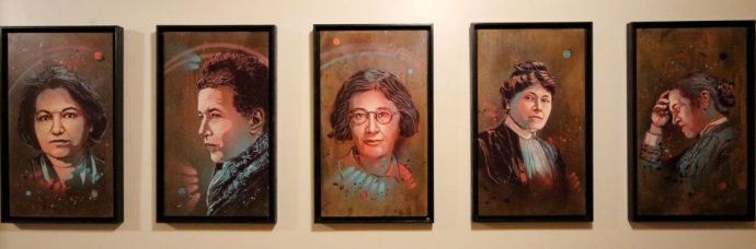 Dévoilement des sept portraits de femmes illustres faits par l'artiste C215 pour la Sorbonne : "Aux grandes femmes, la Sorbonne reconnaissante". De gauche à droite, Françoise Héritier, Simone de Beauvoir, Simone Weil, Jeanne Chauvin et Elisabeth Garett Anderson