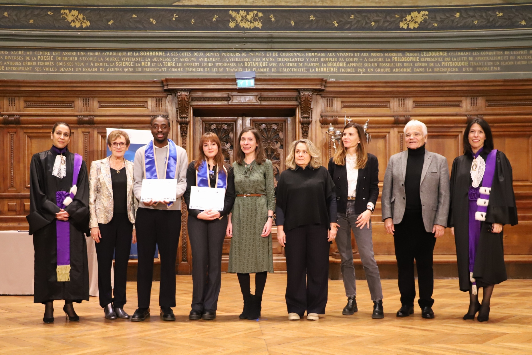Elliott Isly (3e en partant de la gauche) et Assia Boutayeb (4e en partant de la gauche) entourés des membres du jury lors de la cérémonie de remise des Prix de la Chancellerie, mardi 2 décembre 2025.