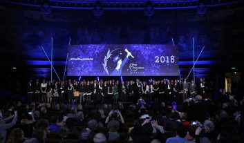 Photos de groupe finale des lauréats des prix de la Chancellerie 2018 rassemblés sur la scène du Grand Amphithéâtre en Sorbonne.