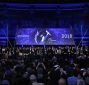 Photos de groupe finale des lauréats des prix de la Chancellerie 2018 rassemblés sur la scène du Grand Amphithéâtre en Sorbonne.
