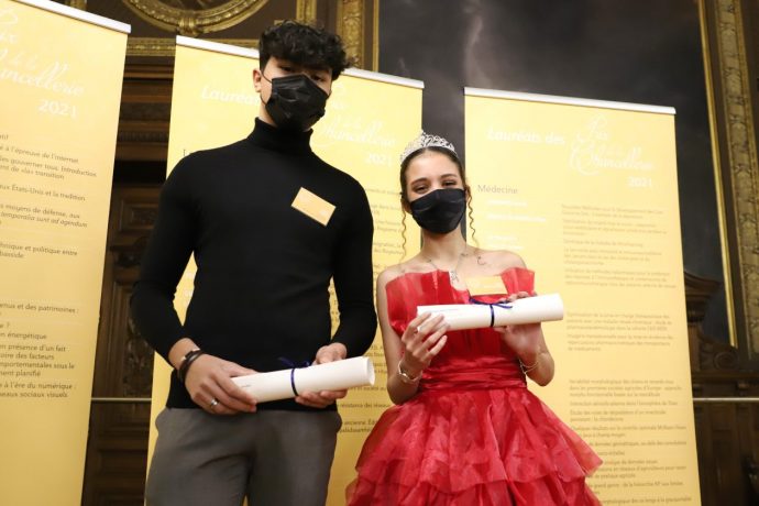 Les lauréats des prix Pierre et Yvette Roudy : Arthur Khong (à gauche), bachelier 2021 du lycée Molière et Malak Abdel Rahman (à droite), bachelière 2021 du lycée Montaigne.