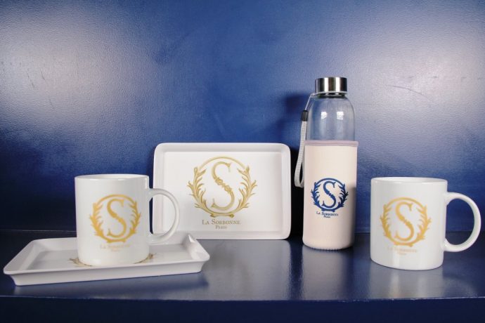 Mug en porcelaine, plateau et gourde de la Boutique de la Sorbonne et des universités de Paris. Venez découvrir tous les produits de la boutique au 10 rue de la Sorbonne.